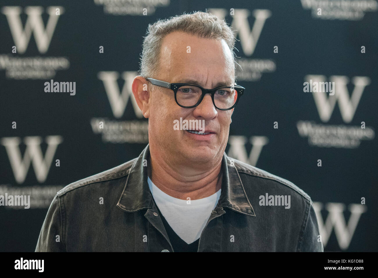 Londra, Regno Unito. 2° Nov, 2017. Tom Hanks segni il suo nuovo Random House Prenota raro tipo a Waterstones Piccadilly. Londra 02 Nov 2017 Credit: Guy Bell/Alamy Live News Foto Stock