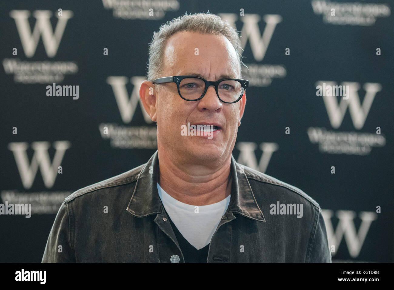 Londra, Regno Unito. 2° Nov, 2017. Tom Hanks segni il suo nuovo Random House Prenota raro tipo a Waterstones Piccadilly. Londra 02 Nov 2017 Credit: Guy Bell/Alamy Live News Foto Stock