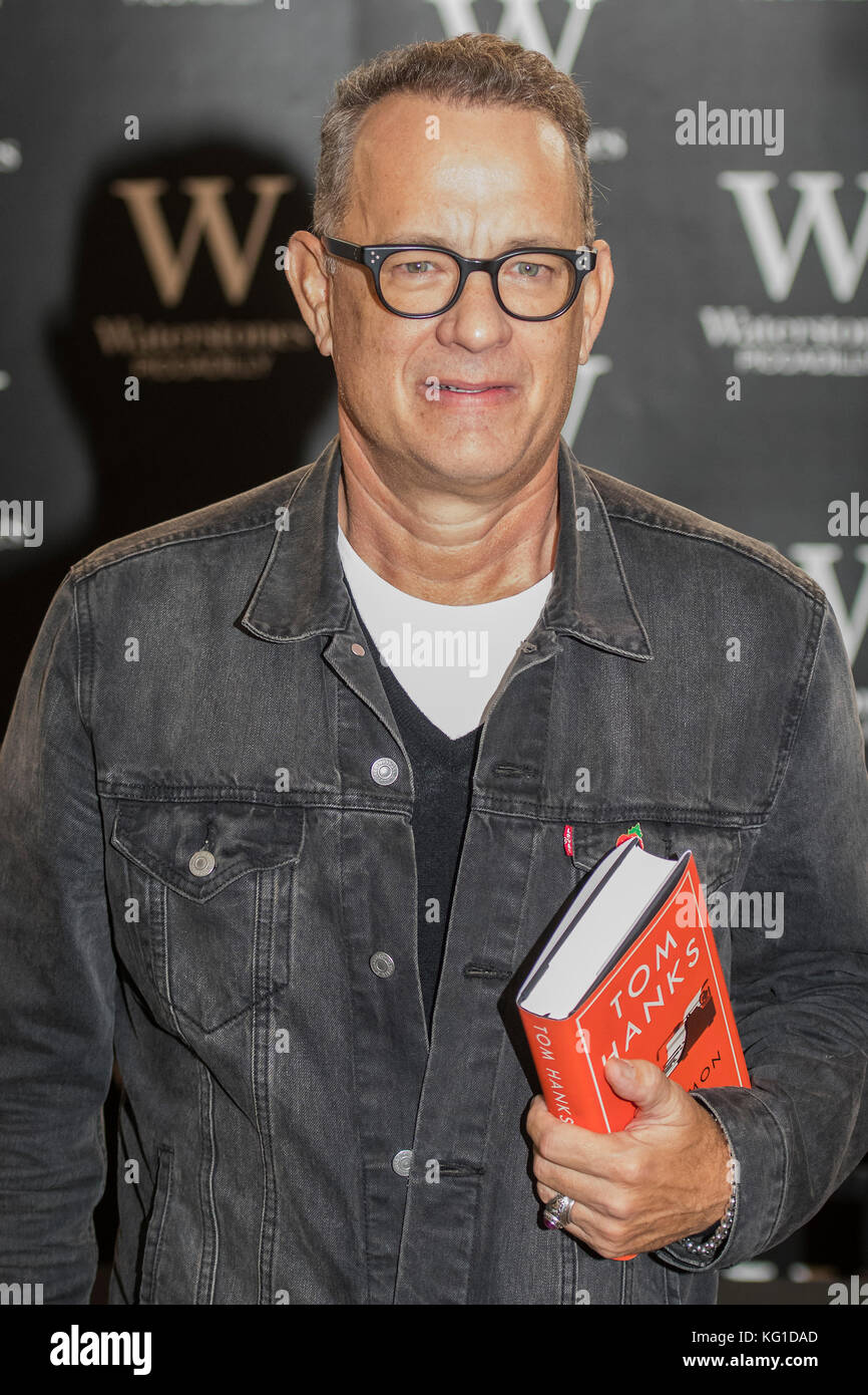 Londra, Regno Unito. 2° Nov, 2017. Tom Hanks segni del suo nuovo libro raro tipo a Waterstones Piccadilly. Londra 02 Nov 2017 Credit: Guy Bell/Alamy Live News Foto Stock