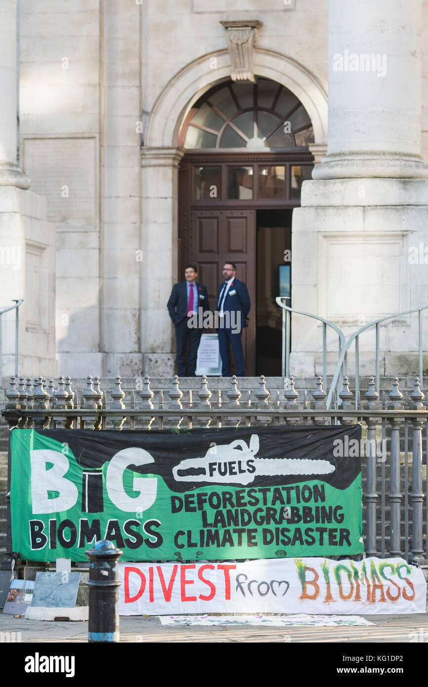 Londra, Regno Unito. 2° Nov, 2017. Una dimostrazione organizzata da biocarburante guarda all'evento del consegnatario della privatizzata Green Investment Bank, ora Gruppo, a Christchurch Spitalfields. London 2 Nov 2017. Credito: Guy Bell/Alamy Live News Foto Stock