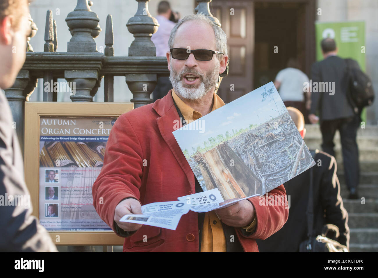 Londra, Regno Unito. 2° Nov, 2017. Distribuire volantini investitori come arrivare - una dimostrazione organizzata da biocarburante guarda all'evento del consegnatario della privatizzata Green Investment Bank, ora Gruppo, a Christchurch Spitalfields. London 2 Nov 2017. Credito: Guy Bell/Alamy Live News Foto Stock