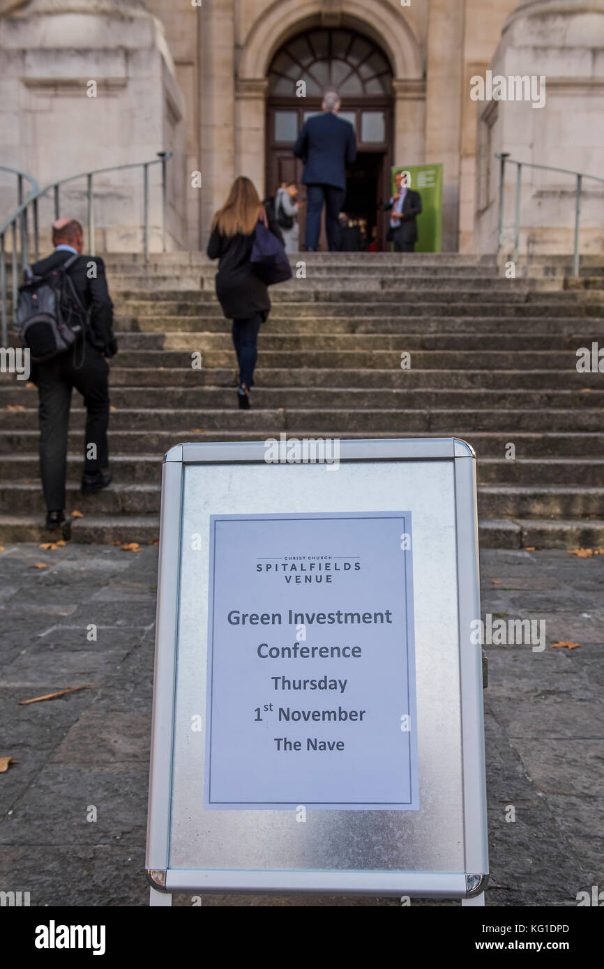 Londra, Regno Unito. 2° Nov, 2017. Gli organizzatori ottenere la data sbagliata - una dimostrazione organizzata da biocarburante guarda all'evento del consegnatario della privatizzata Green Investment Bank, ora Gruppo, a Christchurch Spitalfields. London 2 Nov 2017. Credito: Guy Bell/Alamy Live News Foto Stock