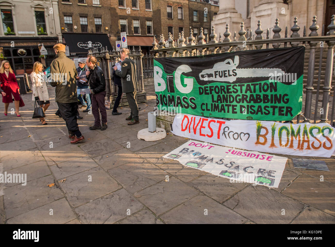 Londra, Regno Unito. 2° Nov, 2017. Distribuire volantini investitori come arrivare - una dimostrazione organizzata da biocarburante guarda all'evento del consegnatario della privatizzata Green Investment Bank, ora Gruppo, a Christchurch Spitalfields. London 2 Nov 2017. Credito: Guy Bell/Alamy Live News Foto Stock