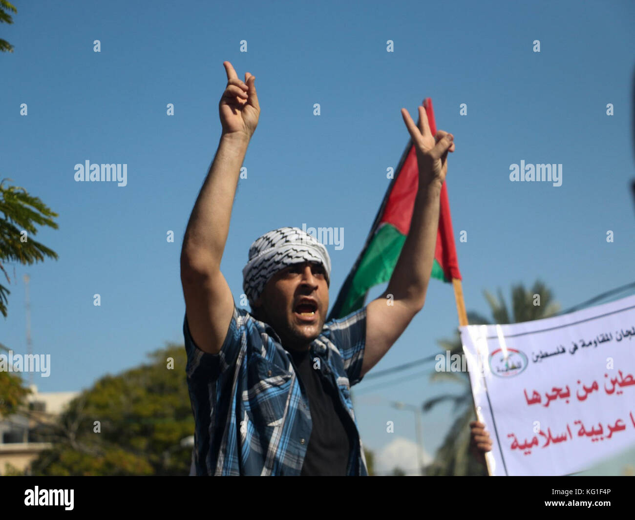 Gaza, Cisgiordania. 2 Nov 2017. Migliaia di palestinesi si sono Uniti ad un raduno nella città di Gaza per protestare contro il 100° anniversario della Dichiarazione di Balfour. Manifestazioni di protesta contro la Dichiarazione dei Balfour si sono svolte in molte città e città della Cisgiordania. La Dichiarazione Balfour è stata una dichiarazione pubblica rilasciata dal governo britannico cento anni fa, che ha annunciato il sostegno alla creazione di una casa nazionale per il popolo ebraico in Palestina. Credit: ZUMA Press, Inc./Alamy Live News Foto Stock