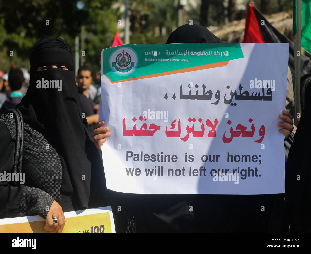 Gaza, Cisgiordania. 2 Nov 2017. Migliaia di palestinesi si sono Uniti ad un raduno nella città di Gaza per protestare contro il 100° anniversario della Dichiarazione di Balfour. Manifestazioni di protesta contro la Dichiarazione dei Balfour si sono svolte in molte città e città della Cisgiordania. La Dichiarazione Balfour è stata una dichiarazione pubblica rilasciata dal governo britannico cento anni fa, che ha annunciato il sostegno alla creazione di una casa nazionale per il popolo ebraico in Palestina. Credit: ZUMA Press, Inc./Alamy Live News Foto Stock