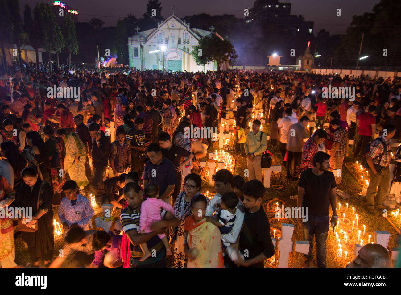 Dacca in Bangladesh. I cattolici osservare il 2 novembre 2017 come il giorno della commemorazione di tutti i defunti, una giornata di preghiera per i defunti. I membri della famiglia accendono le candele e metterli sulle tombe dei loro cari nel giorno della commemorazione di tutti i defunti. Le foto di osservazione sono state prese al Santo Rosario Chiesa a Dhaka, nel Bangladesh giovedì. Credito: Azim Khan Ronnie/Alamy Live News Foto Stock