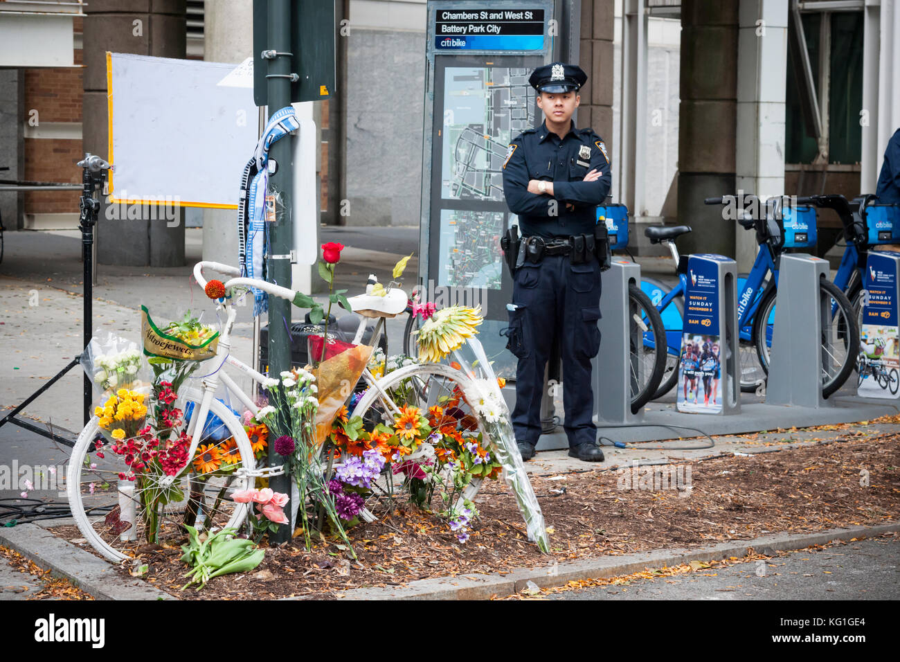 New york, Stati Uniti d'America. 02nov, 2017. un 'fantasma moto' e fiori all'intersezione delle camere e ad ovest le strade adornano un memoriale per le vittime dell'halloween attentato terroristico che ha ucciso otto, visto il giovedì, 2 novembre 2017. sayfullo saipov, presumibilmente ispirato da Iside, uccisi e 8 feriti 11 come ha guidato un camion noleggiato giù per una pista ciclabile in new york quartiere di Tribeca. ( © richard b. levine) Credito: Richard levine/alamy live news Foto Stock