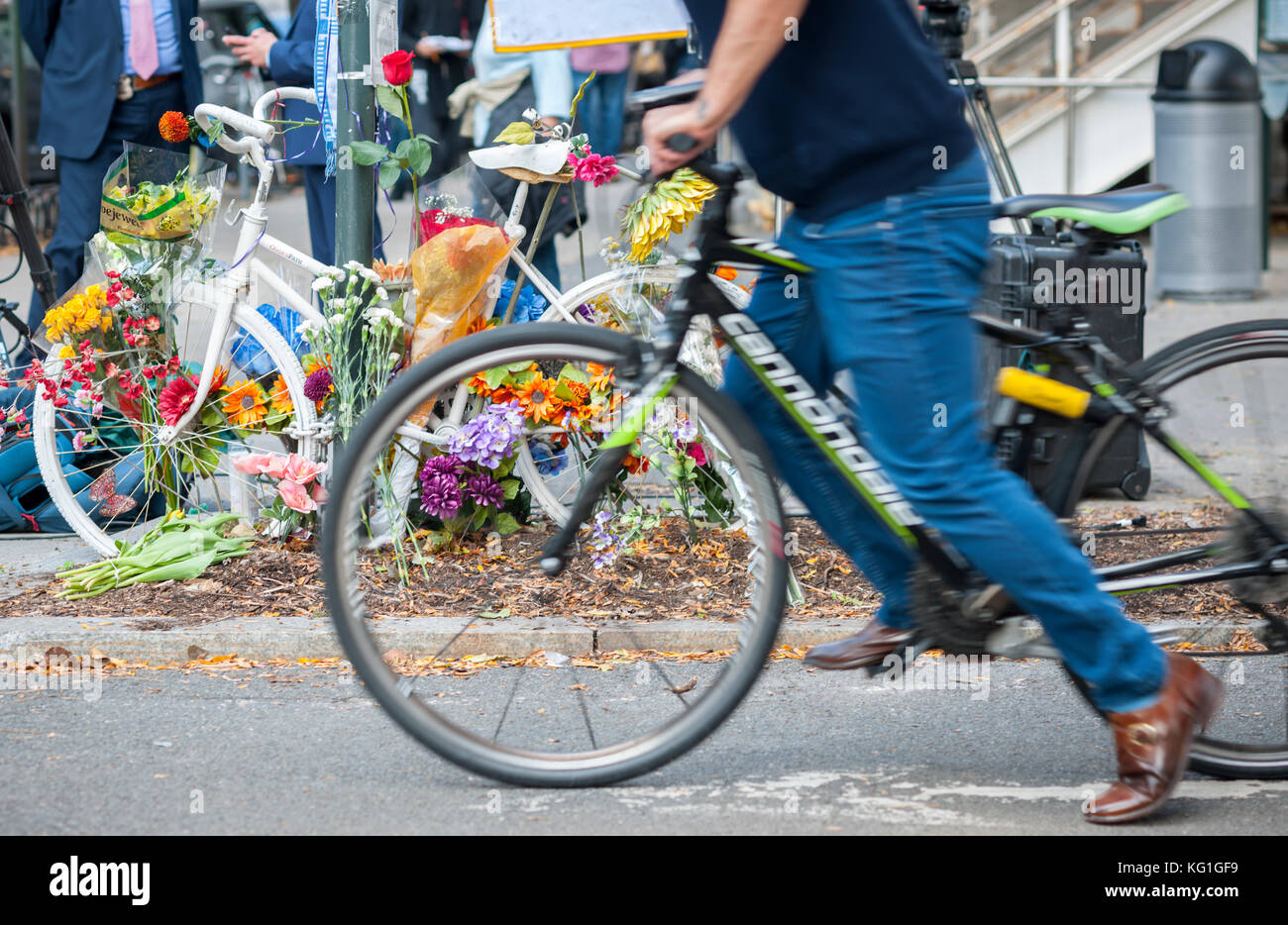 New york, Stati Uniti d'America. 02nov, 2017. un 'fantasma moto' e fiori all'intersezione delle camere e ad ovest le strade adornano un memoriale per le vittime dell'halloween attentato terroristico che ha ucciso otto, visto il giovedì, 2 novembre 2017. sayfullo saipov, presumibilmente ispirato da Iside, uccisi e 8 feriti 11 come ha guidato un camion noleggiato giù per una pista ciclabile in new york quartiere di Tribeca. ( © richard b. levine) Credito: Richard levine/alamy live news Foto Stock