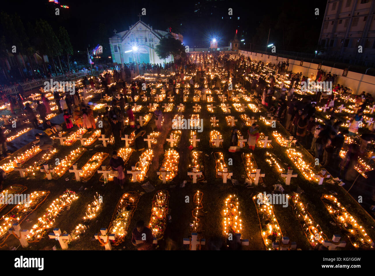 Dacca in Bangladesh. I cattolici osservare il 2 novembre 2017 come il giorno della commemorazione di tutti i defunti, una giornata di preghiera per i defunti. I membri della famiglia accendono le candele e metterli sulle tombe dei loro cari nel giorno della commemorazione di tutti i defunti. Le foto di osservazione sono state prese al Santo Rosario Chiesa a Dhaka, nel Bangladesh giovedì. Credito: Azim Khan Ronnie/Alamy Live News Foto Stock