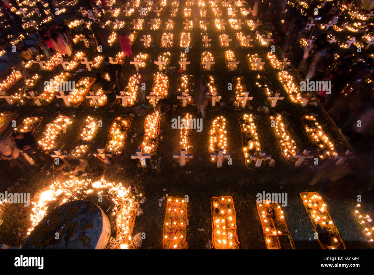 Dacca in Bangladesh. I cattolici osservare il 2 novembre 2017 come il giorno della commemorazione di tutti i defunti, una giornata di preghiera per i defunti. I membri della famiglia accendono le candele e metterli sulle tombe dei loro cari nel giorno della commemorazione di tutti i defunti. Le foto di osservazione sono state prese al Santo Rosario Chiesa a Dhaka, nel Bangladesh giovedì. Credito: Azim Khan Ronnie/Alamy Live News Foto Stock