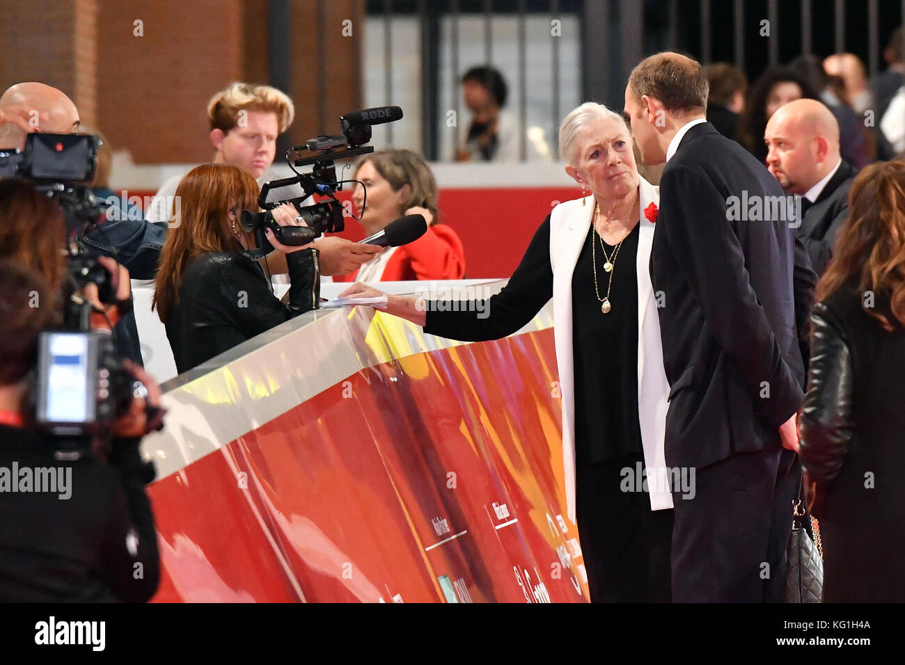 Roma, Italia. 02nov, 2017. roma cinema Fest 2017. roma cinema party. tappeto rosso Vanessa Redgrave. foto: VANESSA REDGRAVE con suo figlio Carlo gabriel nero credit: indipendente Agenzia fotografica/alamy live news Foto Stock