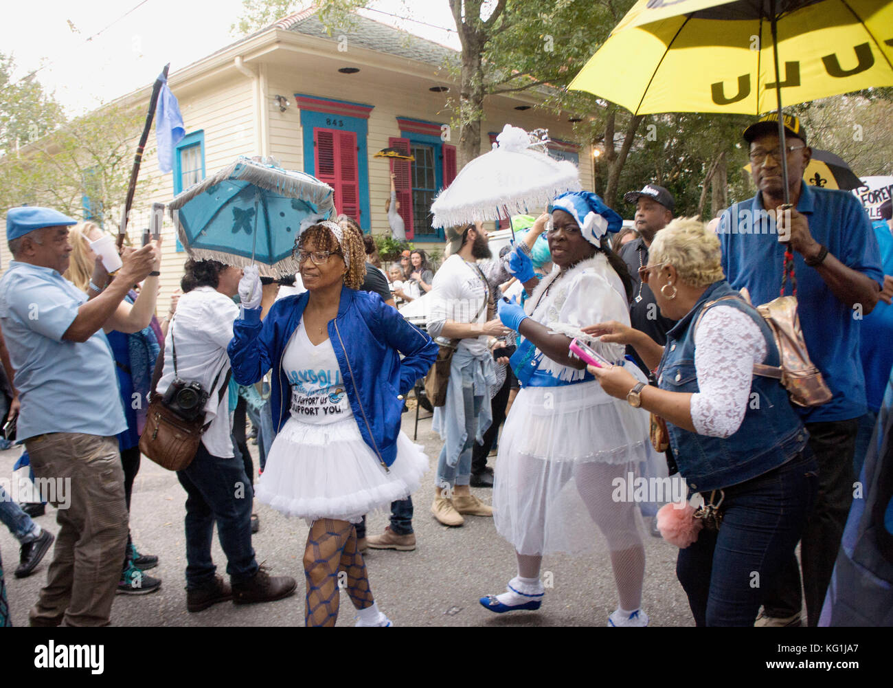 New Orleans, Stati Uniti d'America. 01 Nov, 2017. New Orleans tradizionale 'Baby Dolls' strutting in seconda linea per la parata di Fats Domino a New Orleans" 9. Ward. Il 1 novembre 2017. Credito: Ninette Maumus/Alamy Live News Foto Stock