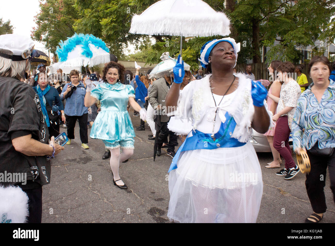 New Orleans, Stati Uniti d'America. 01 Nov, 2017. New Orleans tradizionale 'Baby Dolls' strutting in una seconda linea di parata in onore di Fats Domino, nella parte inferiore 9. Ward. Il 1 novembre 2017. Credito: Ninette Maumus/Alamy Live News Foto Stock
