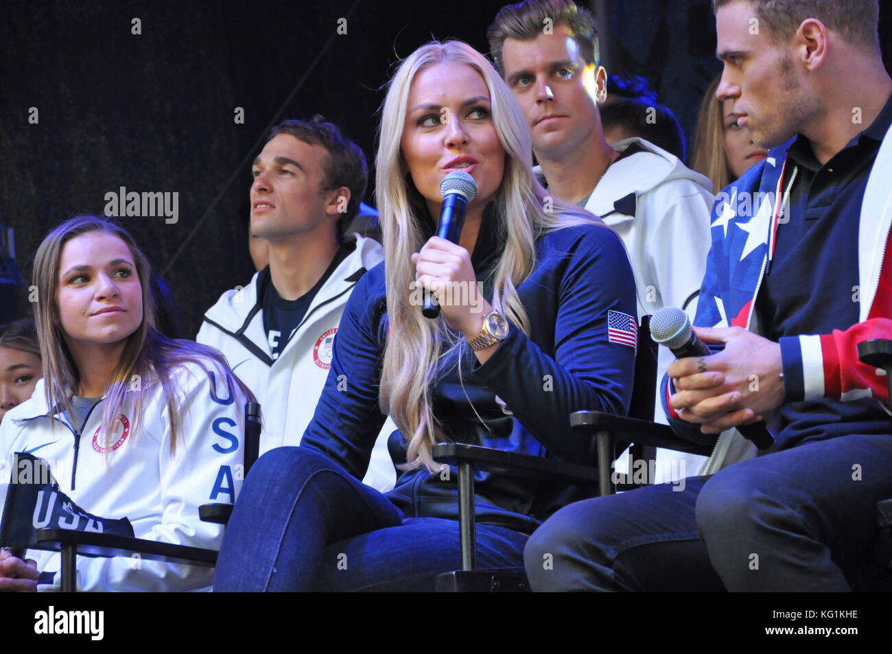 Times Square, new york, ny. lindsey vonn campi domande a 100 giorni per i giochi invernali festival, teamusafest. Novembre 1, 2017. @ Credito: veronica bruno/alamy live news Foto Stock