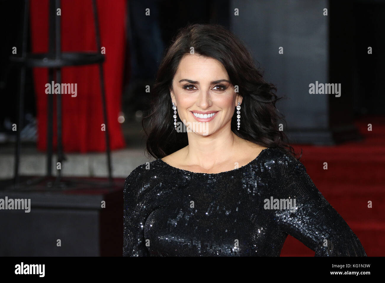 Londra, Regno Unito. 02Nov, 2017. Penelope Cruz, Assassinio sull'Orient Express - Premiere Mondiale, Royal Albert Hall di Londra REGNO UNITO, 02 novembre 2017, Foto di Richard Goldschmidt Credito: ricca di oro/Alamy Live News Foto Stock