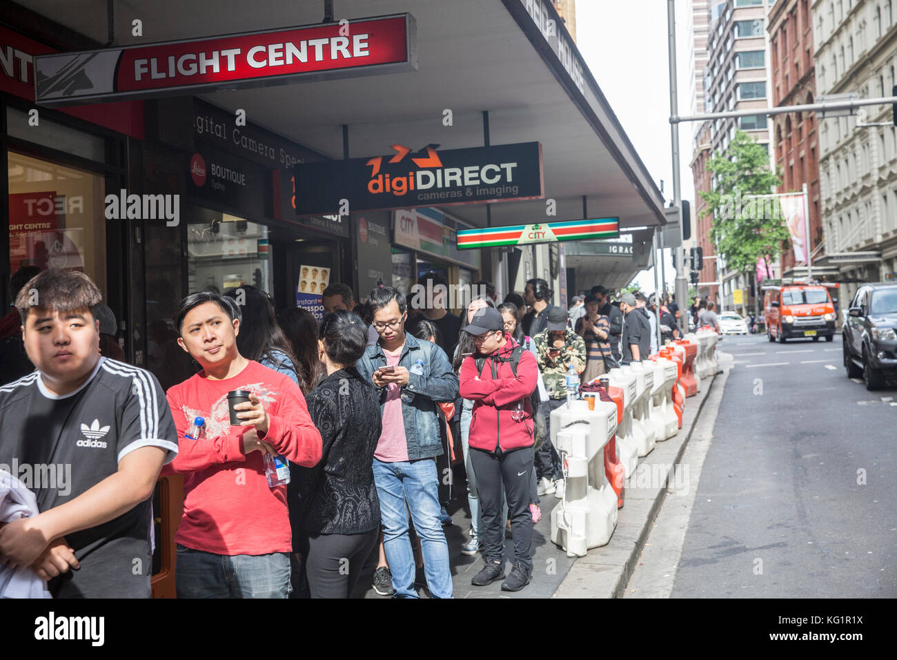 Sydney, Australia. 03 Nov, 2017. I clienti a formare lunghe code intorno al blocco di essere uno dei primi a prelevare un Apple Iphone X da Apple di flagship store in George Street. Credito: martin berry/Alamy Live News Foto Stock