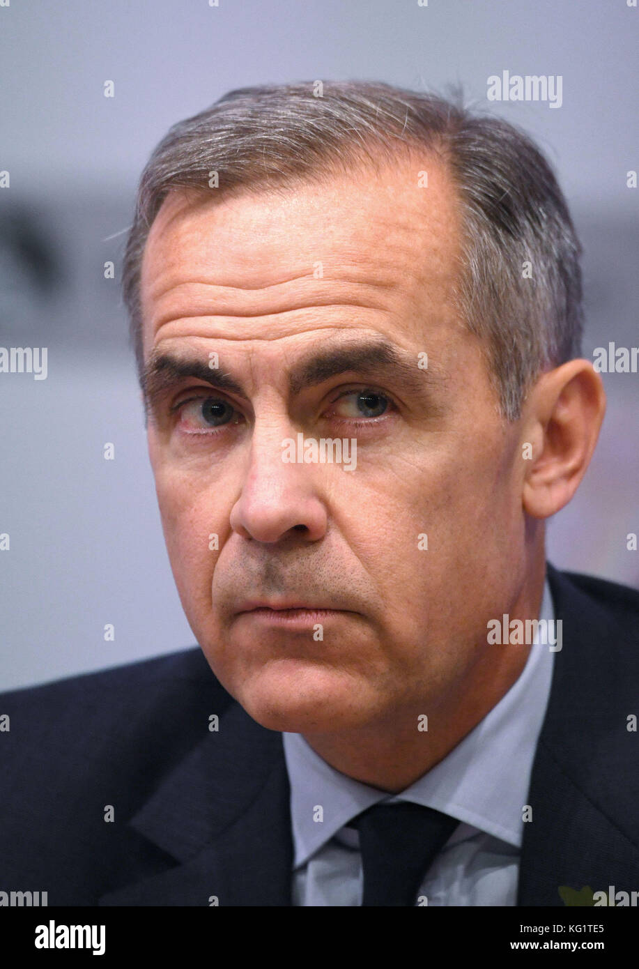Il governatore della Banca d'Inghilterra Mark Carney durante l'annuncio del rapporto trimestrale sull'inflazione della Banca d'Inghilterra e la decisione sui tassi d'interesse, presso la Banca d'Inghilterra, nella città di Londra. Foto Stock