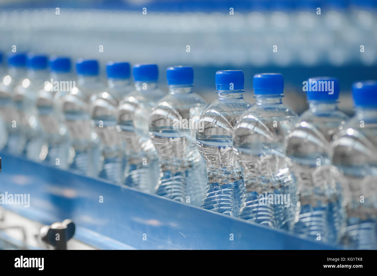 Per la produzione di bottiglie di plastica e bottiglie su un nastro trasportatore factory Foto Stock