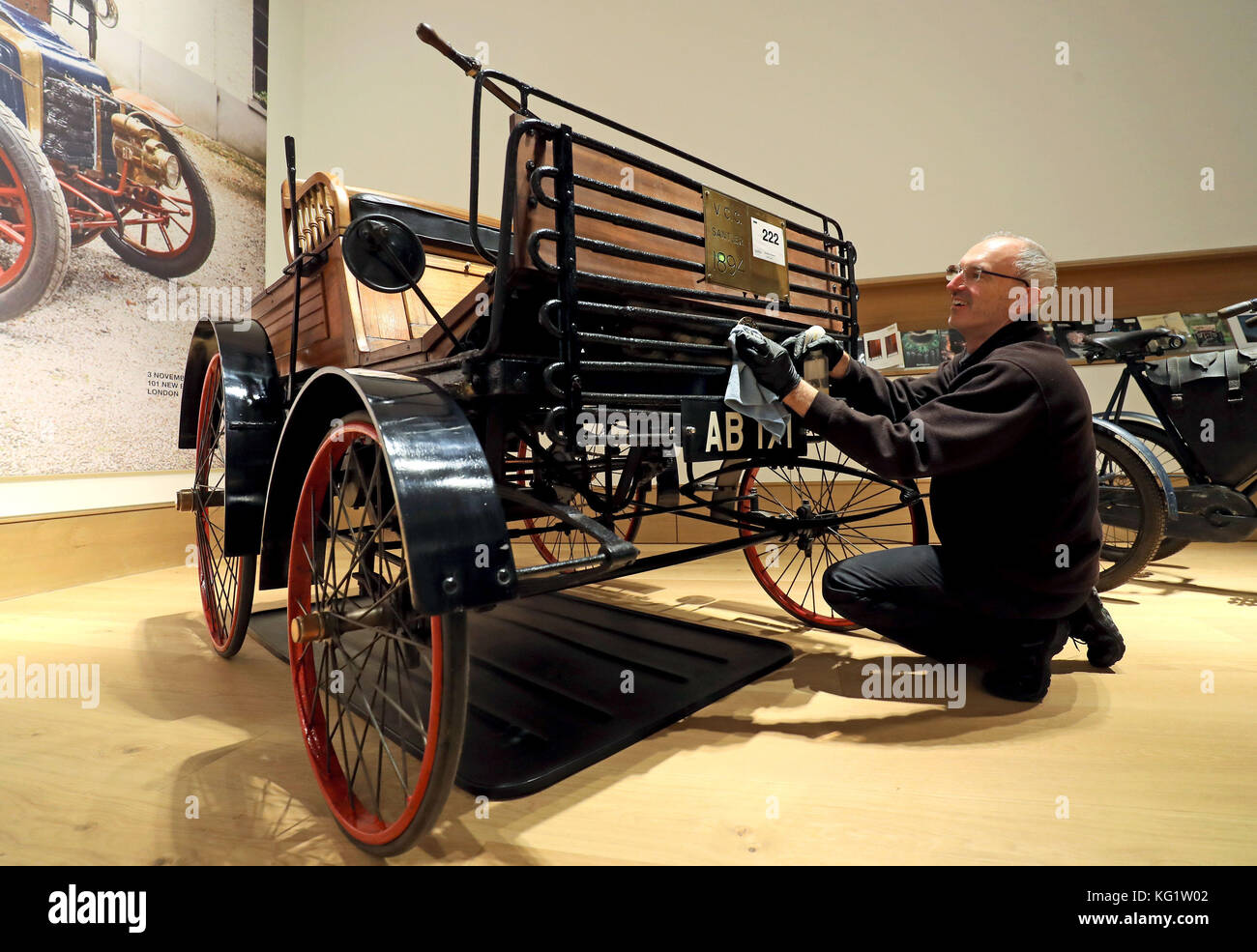 Presentazione il partner Chris Bailey prepara una 1894 Santler 3 1/2 HP Dogcart, la più vecchia automobile britannica funzionante al mondo, che fa parte della Bonhams London to Brighton Run sale il 3 novembre a Bonhams a Londra. Foto Stock