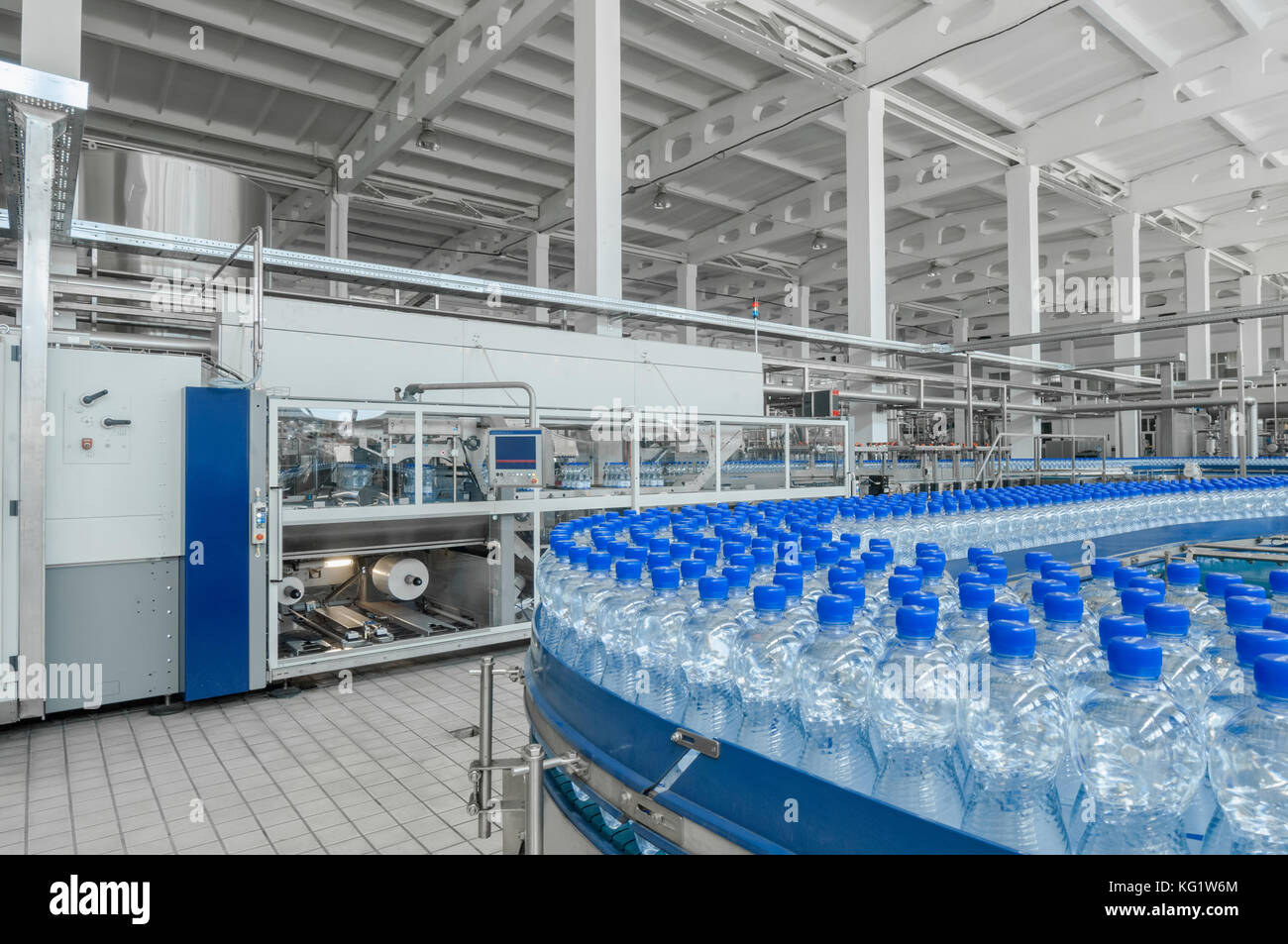 Per la produzione di bottiglie di plastica e bottiglie su un nastro  trasportatore factory Foto stock - Alamy