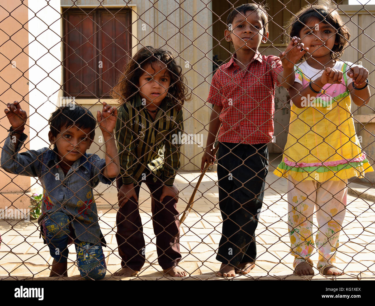 Bhuj, India - 13 gennaio 2015: bambini indiani in piedi dietro il recinto della scuola in cui essi stanno studiando Foto Stock