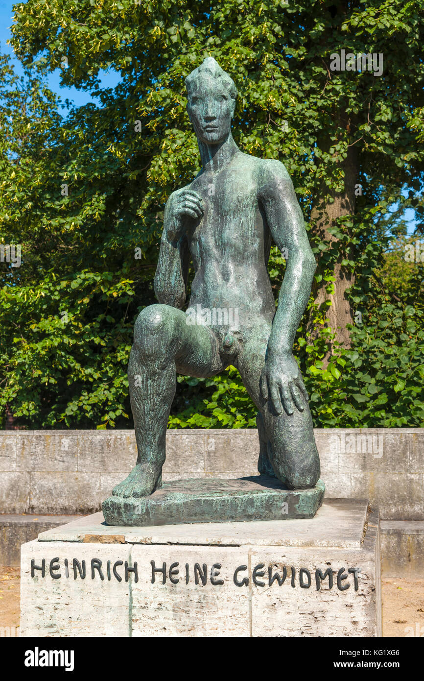 Düsseldorf, Renania settentrionale-Vestfalia, Germania : NRW-Forum Ehrenhof : Heinrich Heine Gewidmet , von Georg Kolbe Foto Stock