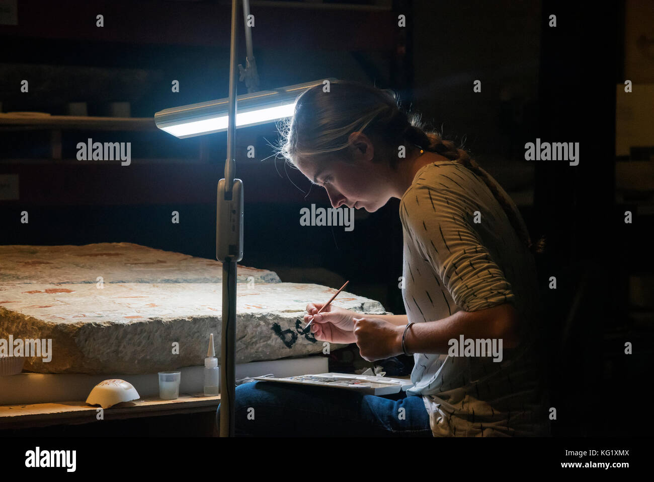 Un giovane restauratore fa conservatori lavoro, Università della Pennsylvania Museo di Archeologia e Antropologia, Philadelphia, Pennsylvania, USA Foto Stock