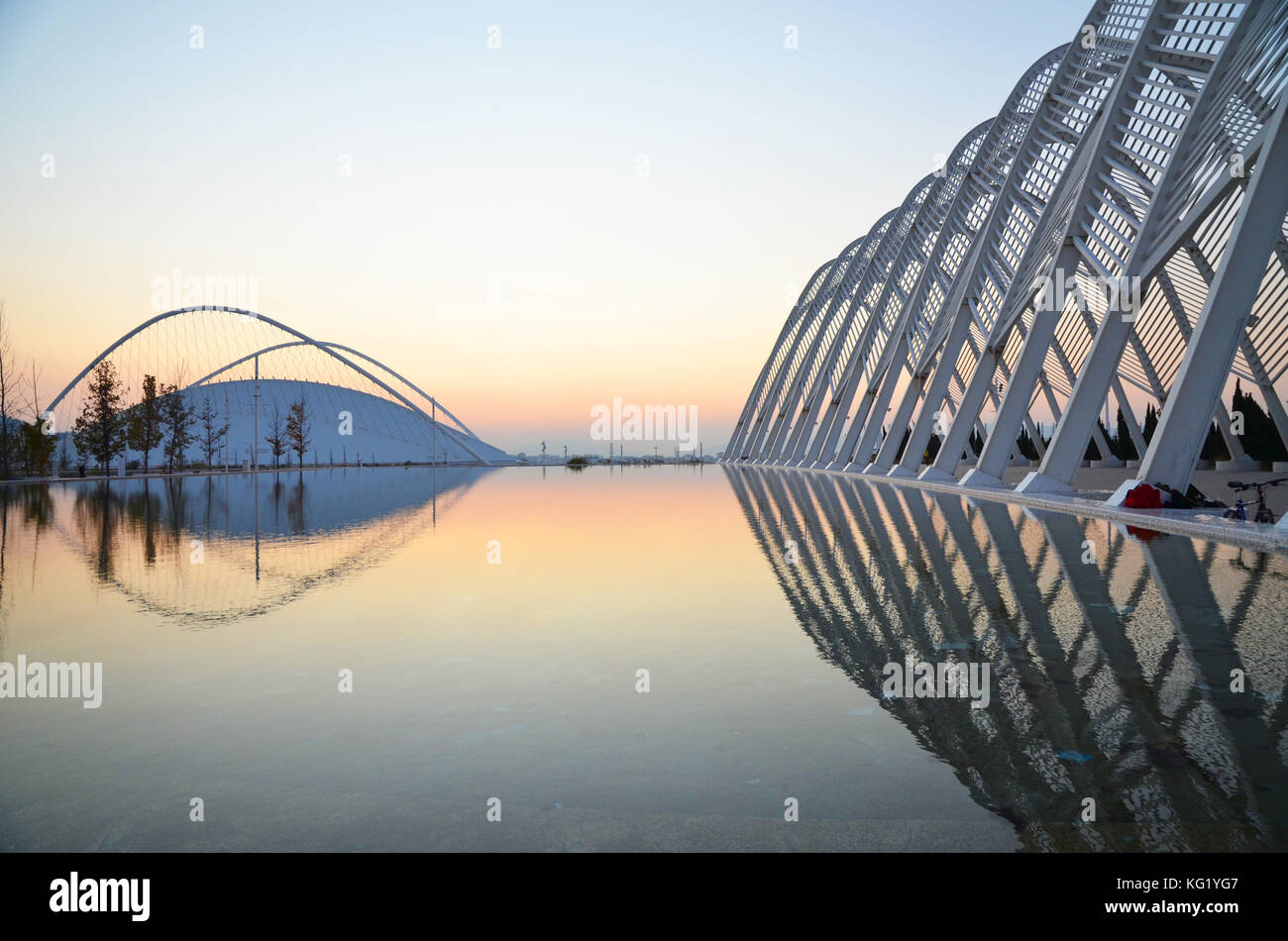 Una vista dell'arco che si riflette in acqua al moderno stadio olimpico di Atene, Grecia Foto Stock