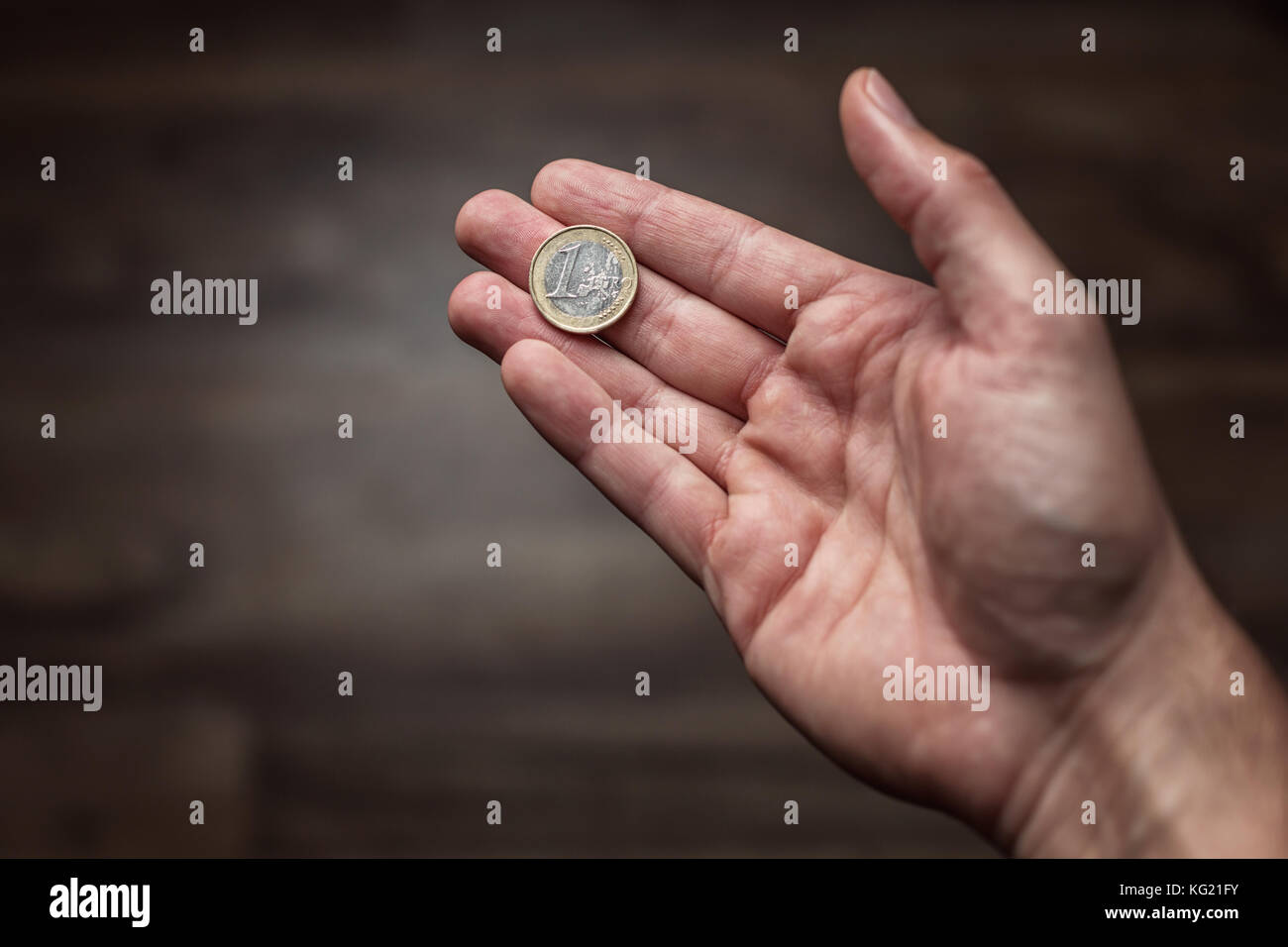 Euro moneta trattenuta nel palmo della mano Foto Stock