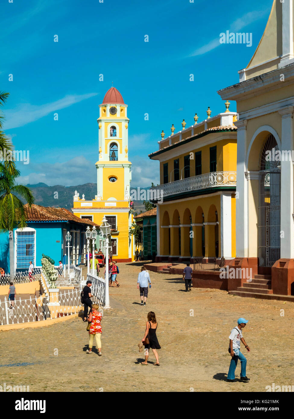 Trinidad, Cuba : Plaza Mayor mit dem (ehem.) Convento di San Francisco de Asis, heute : Museo Nacional de la lucha contra Bandidos und Museo Romantico Foto Stock