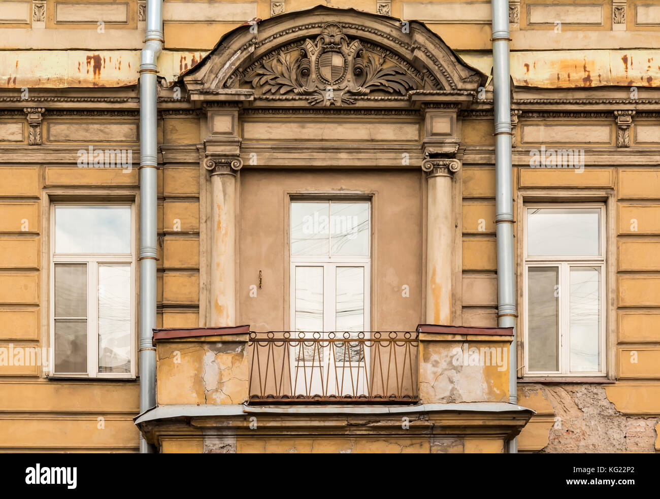 Tre finestre in una riga nd balcone sulla facciata di urban apartment building vista frontale, San Pietroburgo, Russia Foto Stock