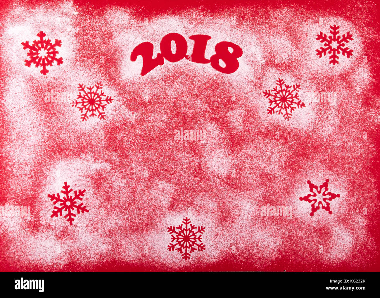 Natale felice anno nuovo holiday composizione su uno sfondo di colore rosso. vista superiore Foto Stock