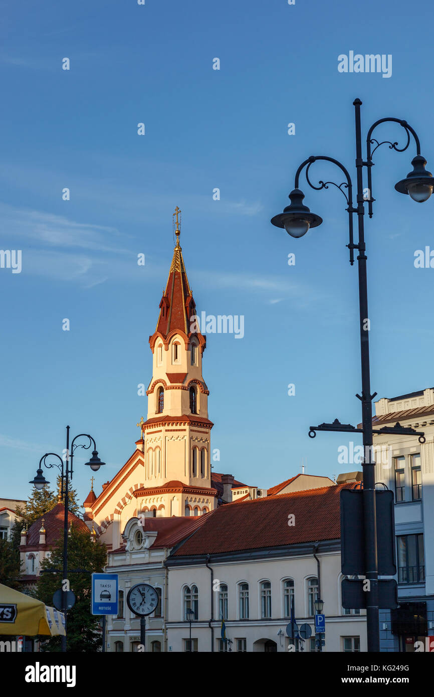 La piazza del municipio alla fine della Pilies street è un tradizionale centro di scambi commerciali e di eventi a Vilnius. Foto Stock