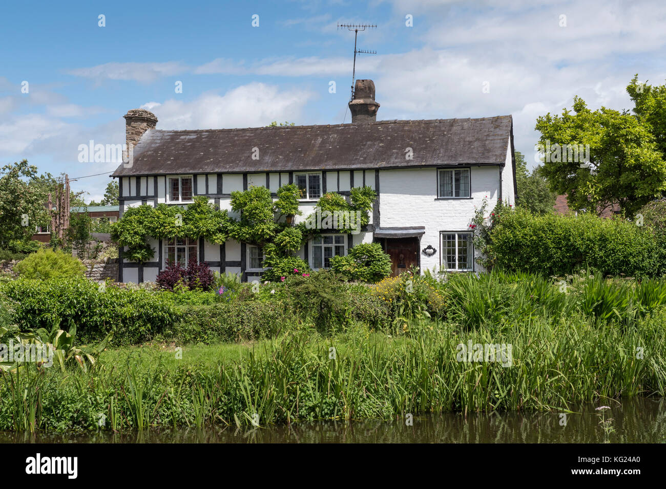 Cottage sul fiume Arrow Eardisland Herefordshire Inghilterra Foto Stock