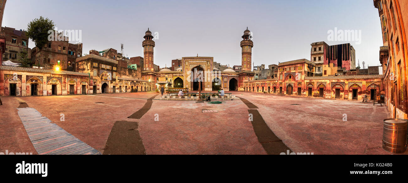 Wazir Khan moschea di Lahore è rinomata per il suo intricato lavoro di piastrelle noti come kashi-kari, come pure le sue superfici interne che sono quasi interamente emb Foto Stock