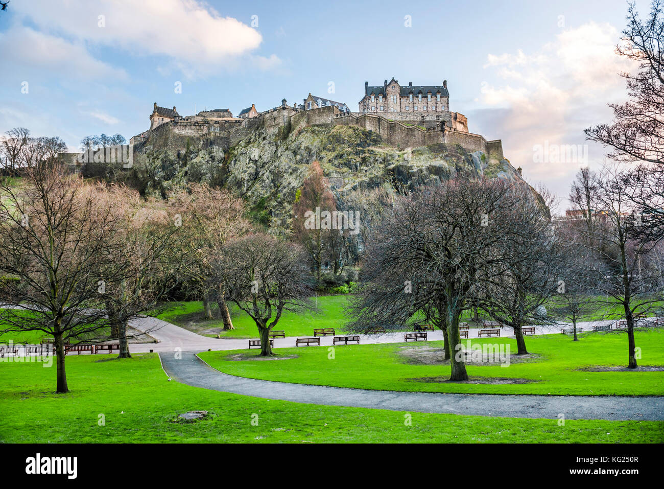 Il castello di Edimburgo, sito patrimonio mondiale dell'unesco, visto da Princes Street Gardens, Edimburgo, Scozia, Regno Unito, Europa Foto Stock