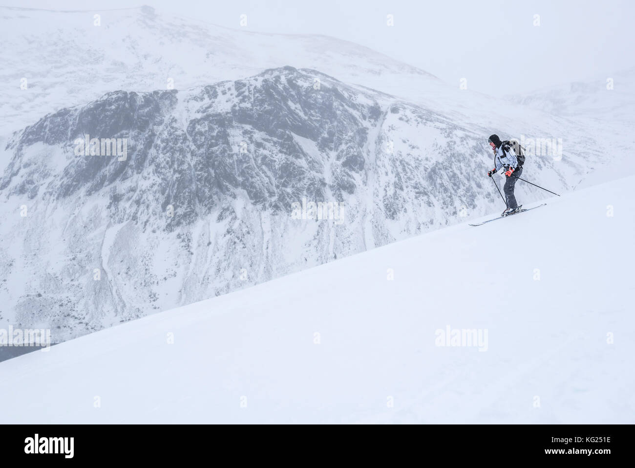 Sci alpinismo a loch avon sul fiume Avon, Cairngorms National Park, Scotland, Regno Unito, Europa Foto Stock
