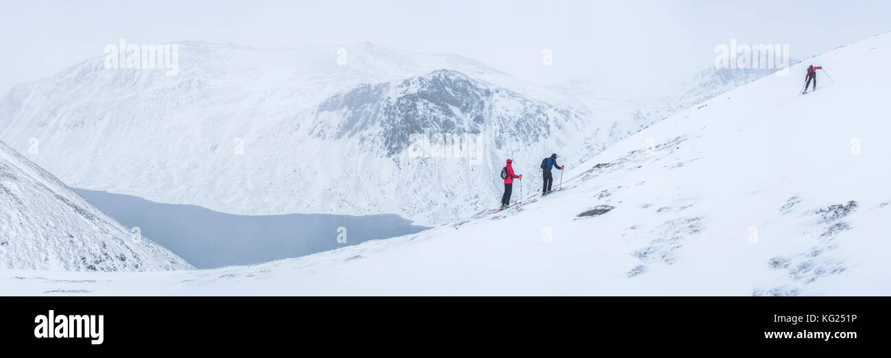 Sci alpinismo a loch avon sul fiume Avon, Cairngorms National Park, Scotland, Regno Unito, Europa Foto Stock