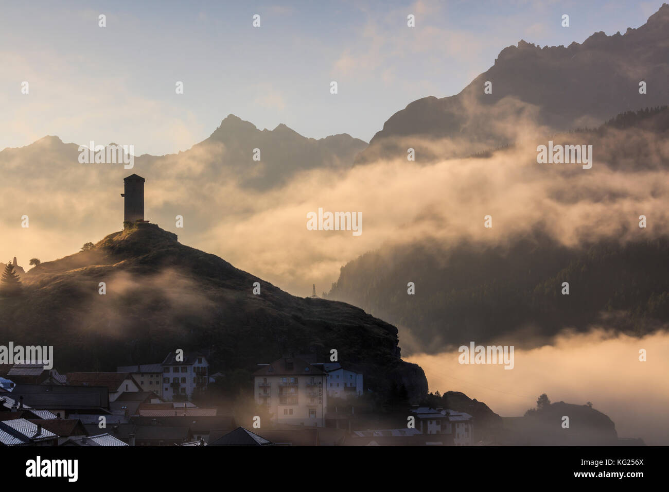Torre del Castello di Steinsberg avvolta dalla nebbia, Ardez, Cantone di Graub'nden, quartiere di Inn, bassa Engadina, Svizzera, Europa Foto Stock