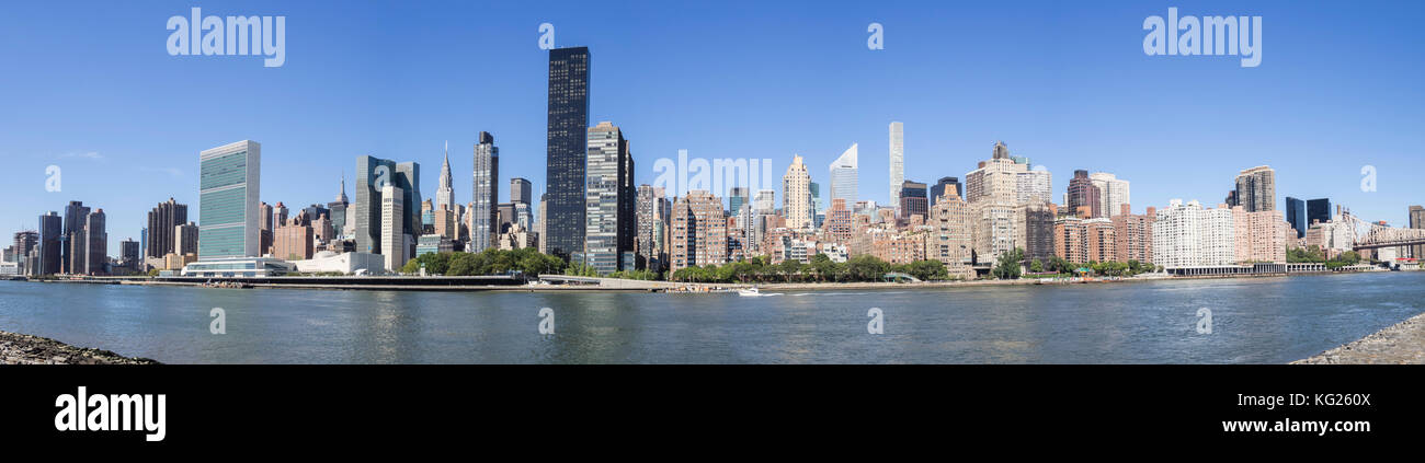 Lo skyline panoramico di Manhattan include un, l'Empire State Building e il Matchstick Building da Roosevelt Island, New York, Stati Uniti d'America Foto Stock