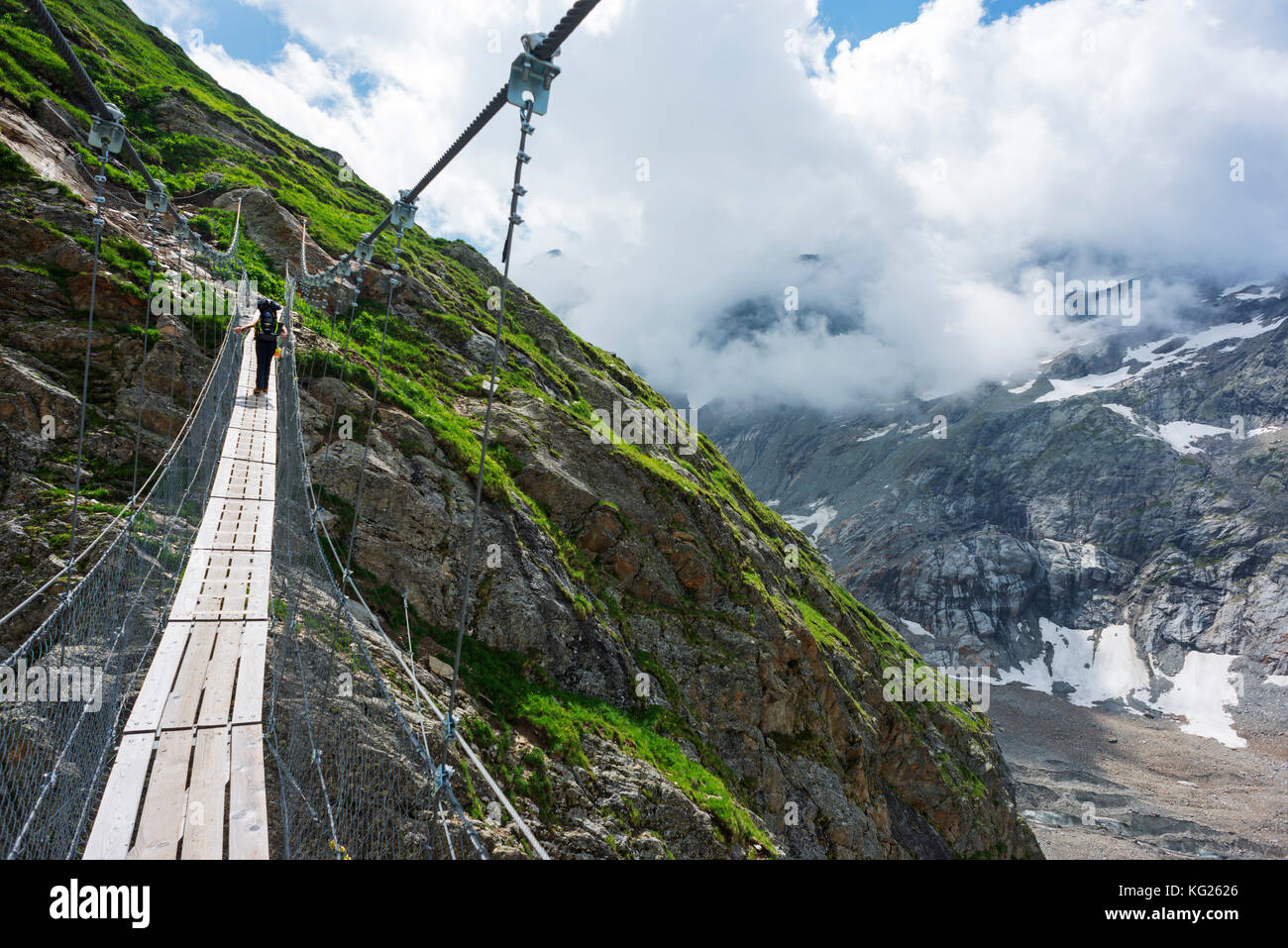 Escursionista su un ponte di sospensione, Chamonix, RHONE ALPES, Haute Savoie, Francia, Europa Foto Stock