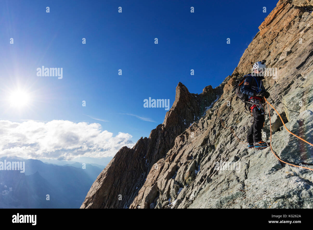 Scalatore sulla cresta sud della Dent Blanche, 4357m, Vallese, alpi svizzere, Svizzera, Europa Foto Stock