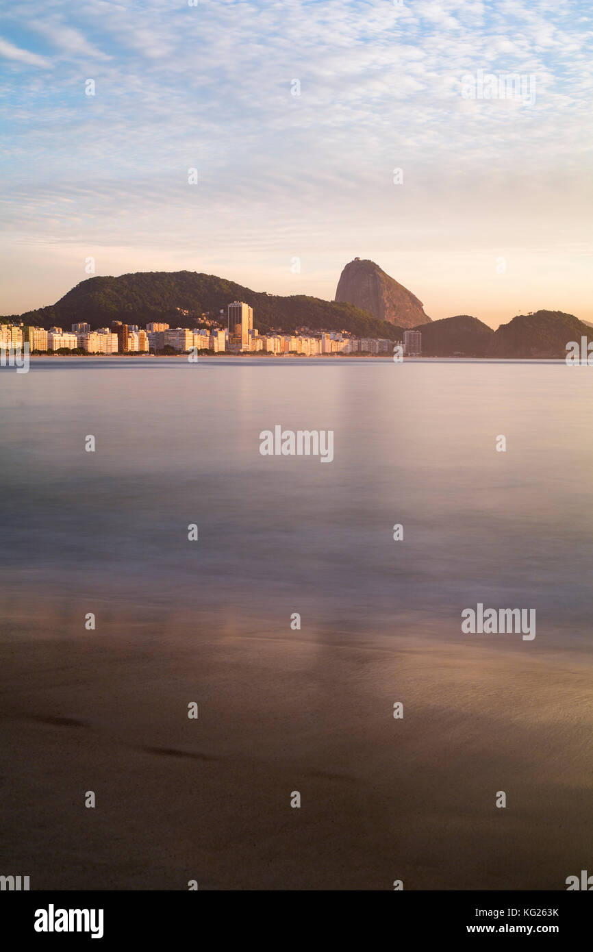 Spiaggia di Copacabana e Pan di zucchero, Rio de Janeiro, Brasile, Sud America Foto Stock