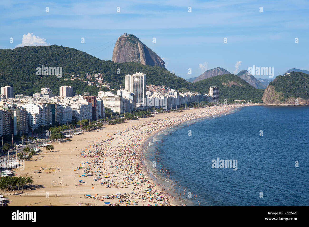Spiaggia di Copacabana e Pan di zucchero, Rio de Janeiro, Brasile, Sud America Foto Stock