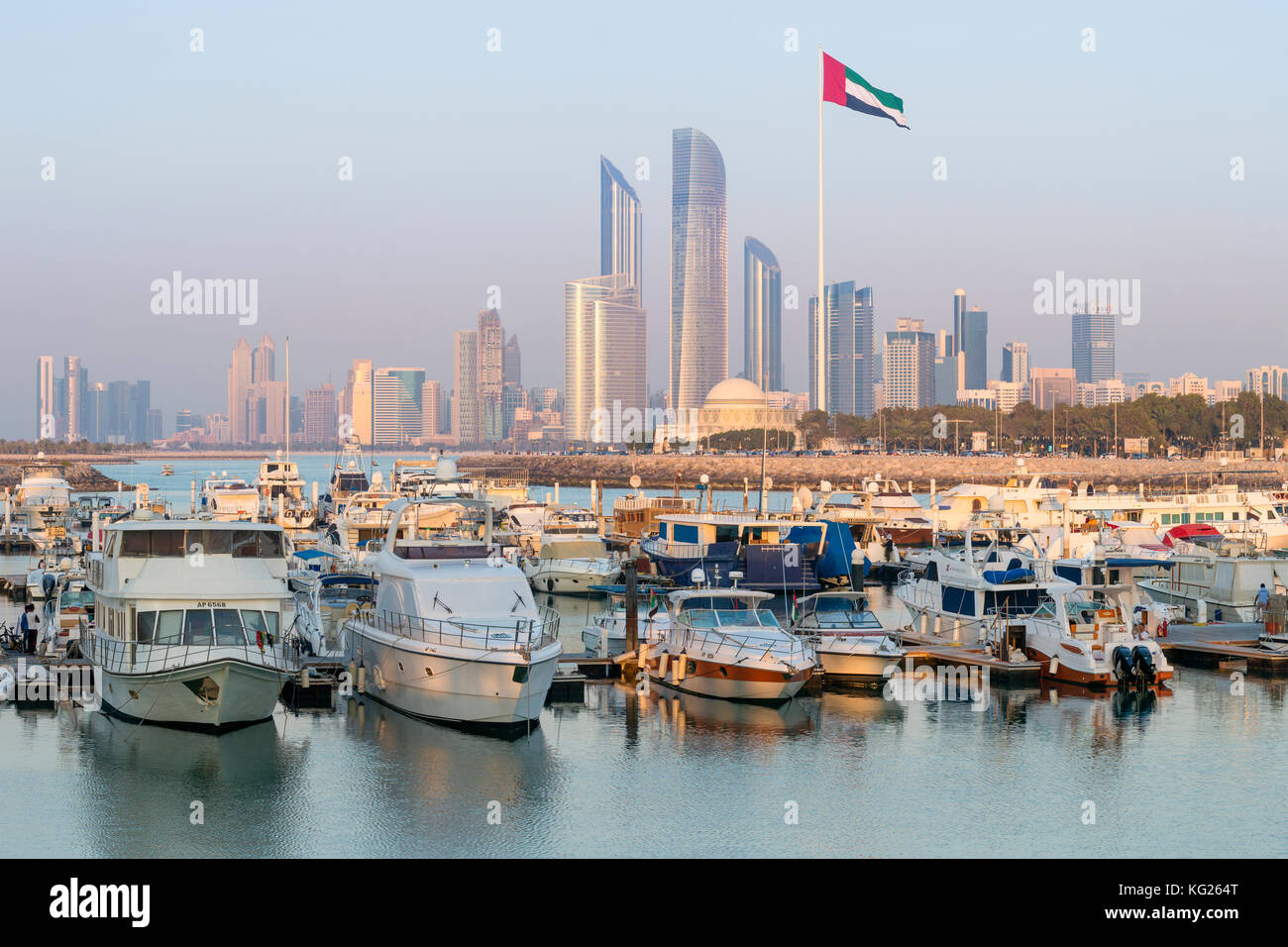 Moderno skyline cittadino e Marina, Abu Dhabi, Emirati Arabi Uniti, Medio Oriente Foto Stock