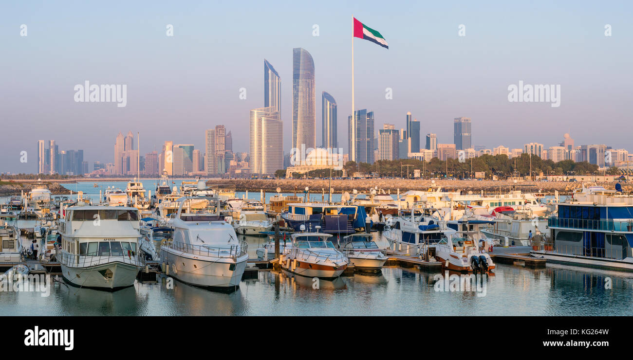 Moderno skyline cittadino e Marina, Abu Dhabi, Emirati Arabi Uniti, Medio Oriente Foto Stock