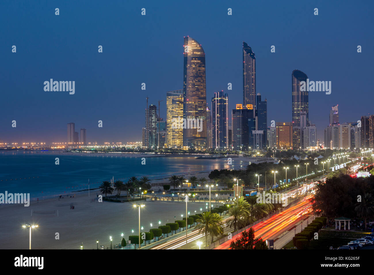 Skyline moderno della città, Abu Dhabi, Emirati Arabi Uniti, Medio Oriente Foto Stock