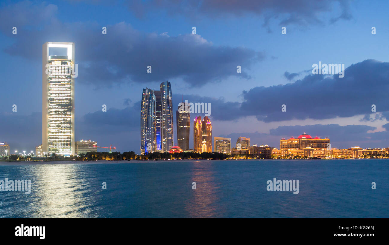 Etihad torri e Emirates Palace hotel visto dalla scogliera, Abu Dhabi, Emirati Arabi Uniti, Medio Oriente Foto Stock