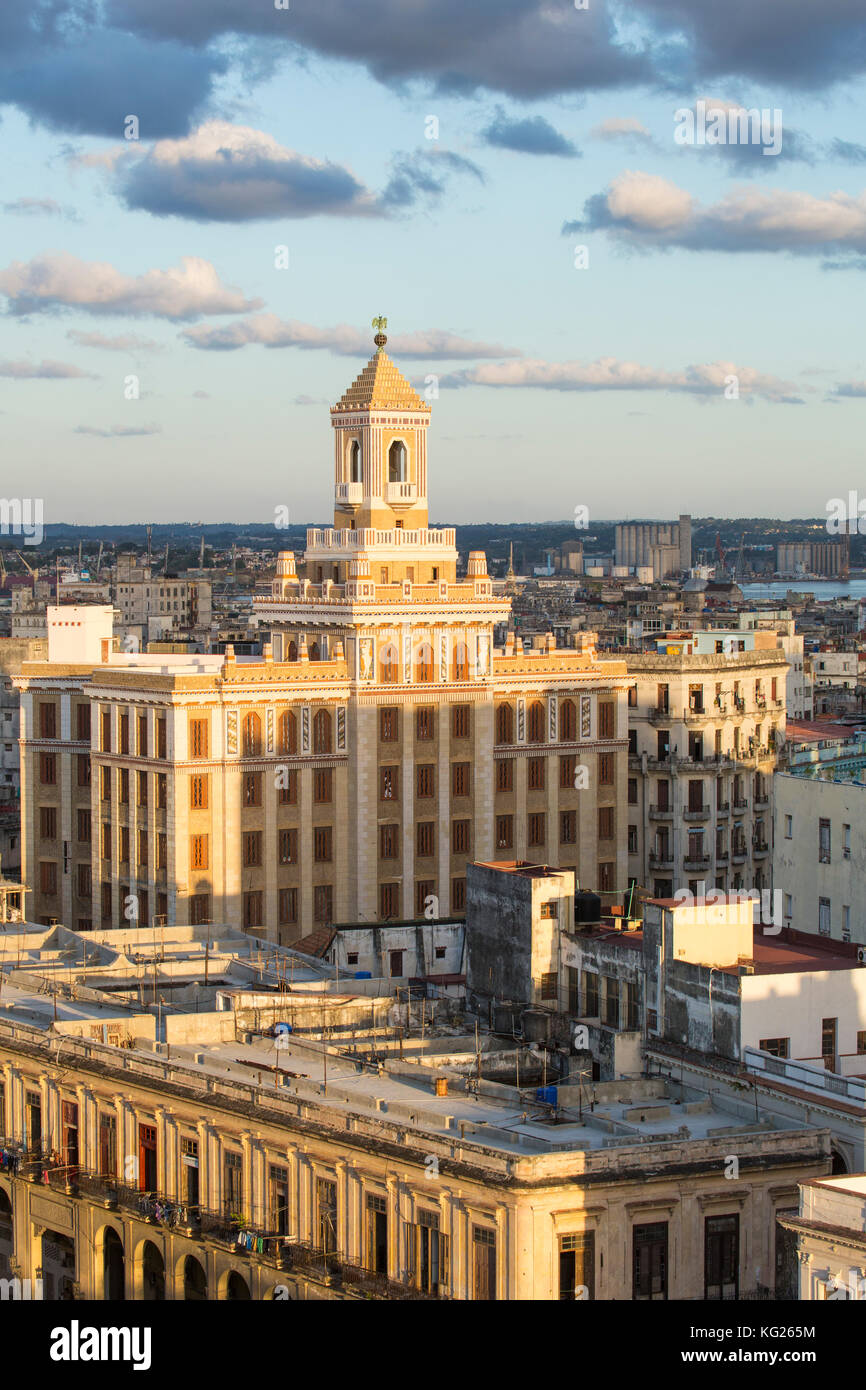 Architettura da una vista elevata vicino a Malecon, l'Avana, Cuba, Indie occidentali, America centrale Foto Stock