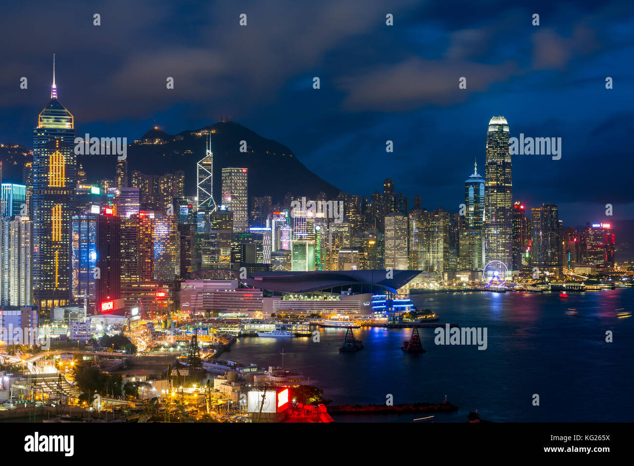 Vista in elevazione, il porto e il distretto centrale dell'isola di Hong Kong e il Victoria Peak di Hong Kong, Cina, Asia Foto Stock